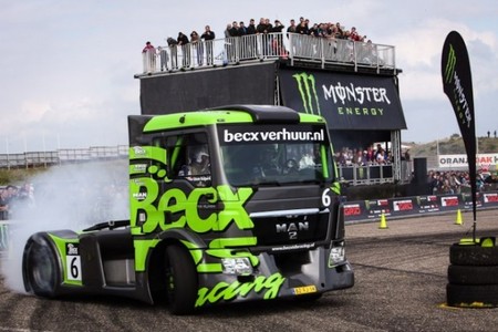Michiel Becx también sabe hacer gymkhanas, pero al volante de un camión