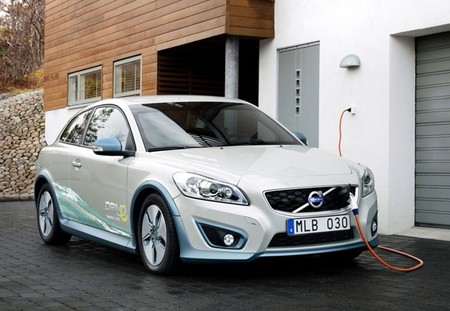 Volvo C30 eléctrico recargando