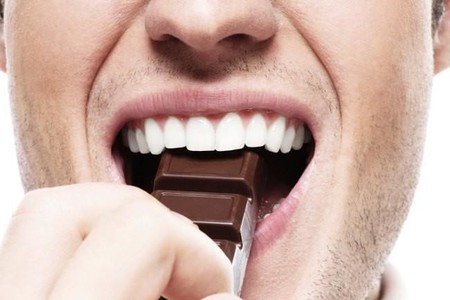Estos son los cinco alimentos que debes evitar si deseas tener una sonrisa perfecta