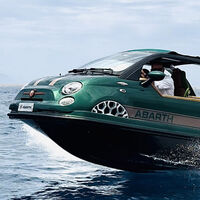 Abarth sigue estirando el chicle del 500 de gasolina: ahora lo ha convertido en un rapidísimo mini barco que suena a gloria