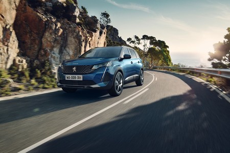 Nuevo Peugeot 5008: el SUV de siete plazas se pone al día con la misma parrilla infinita del 3008 y más ayudas a la conducción