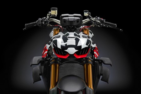 Un teaser de la Ducati Streetfighter V4 confirma que tendrá 208 CV, llevará apéndices laterales y pesará 178 kg