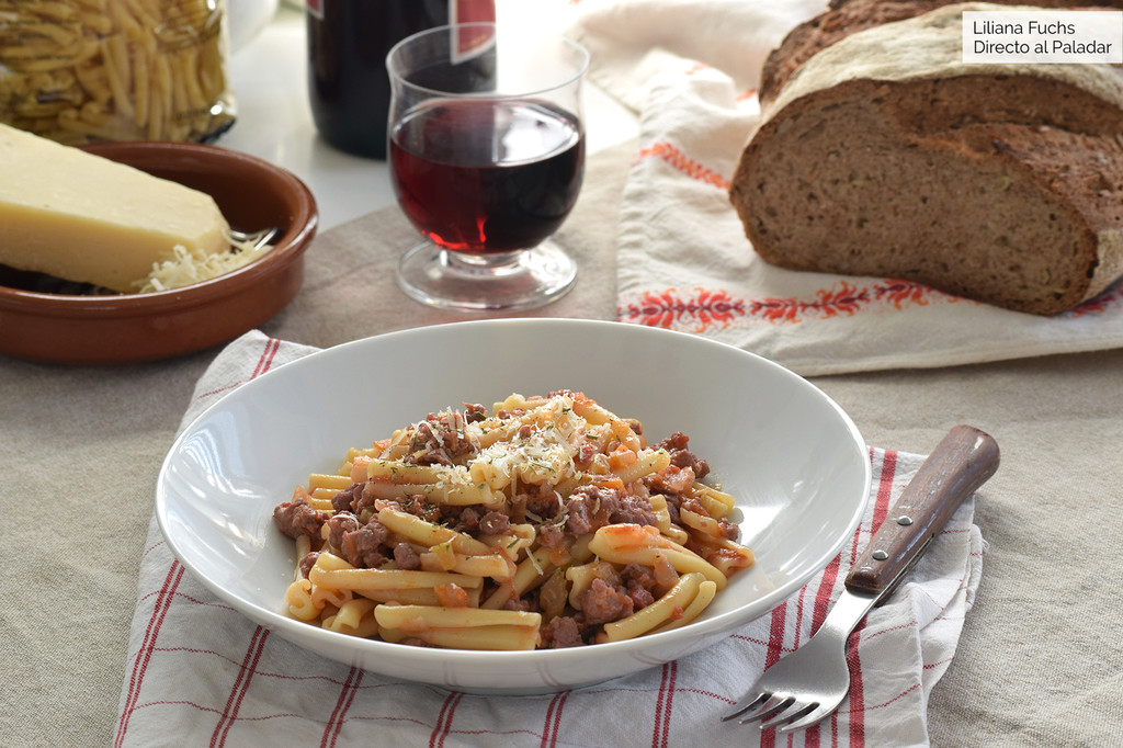 Casarecce con ragú de longaniza ibérica: receta para amantes de la pasta cansados de los espaguetis boloñesa 