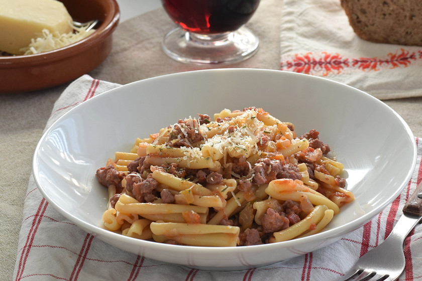 Casarecce con ragú de longaniza ibérica: receta para amantes de la pasta cansados de los espaguetis boloñesa