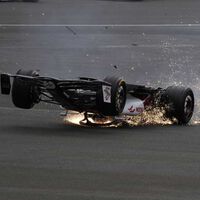 Terrible accidente múltiple en la salida de la F1: Guanyu Zhou volcado saltó por encima de la valla e invasión de pista