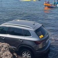 El misterioso caso del Skoda Karoq de alquiler que acabó dándose un baño en una cala de Calpe