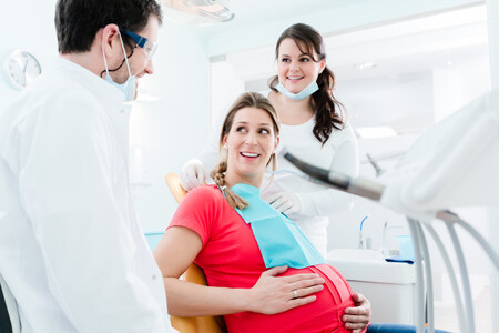 El 85% de las embarazadas sufre problemas bucodentales, siendo la gingivitis la afección más común: cómo prevenirla y tratarla