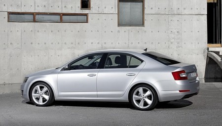 Škoda Octavia 2013 plata exterior 08