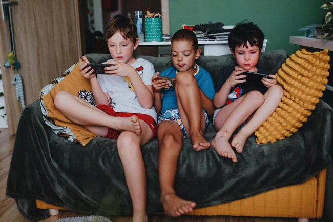 Niños Usando Móviles