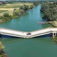 Una riada tiró medio puente abajo. Los vecinos siguen circulando por encima porque la alternativa es pagar otro depósito de gasolina 