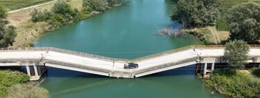 Una riada tiró medio puente abajo. Los vecinos siguen circulando por encima porque la alternativa es pagar otro depósito de gasolina 
