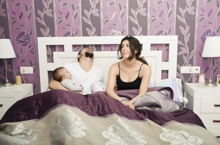 ¿Quién duerme menos cuando llega un bebé a la familia, papá o mamá?