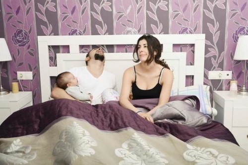 ¿Quién duerme menos cuando llega un bebé a la familia, papá o mamá?