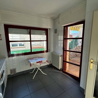 Así ha quedado la reforma de una cocina desfasada de los 2000: ahora es un espacio diáfano lleno de luz y armonía