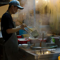 La crisis en China se volvió tan brutal que los jóvenes convirtieron un reto en tendencia: gastar menos de 1,400 pesos al mes en comida 