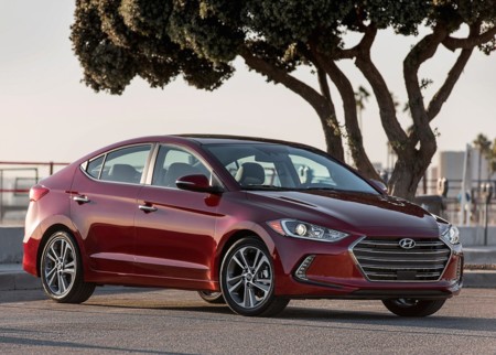 Nuevo Hyundai Elantra, ahora con motor turbo y encendido vía smartwatch