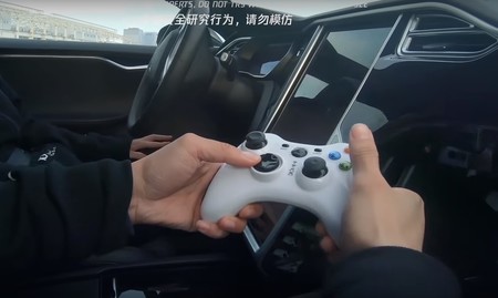 Consiguen conducir un Tesla Model S con el mando de una videoconsola y engañar al Autopilot con pegatinas