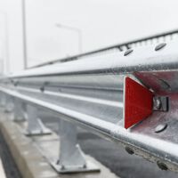 Un invento español convierte los quitamiedos de las carreteras en barreras inteligentes que avisan de riesgos en tiempo real