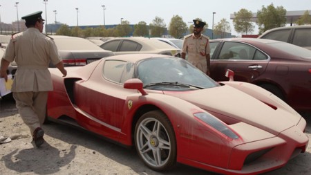 La Policía de Dubái recibe ofertas por el Ferrari Enzo incautado que aún no puede vender