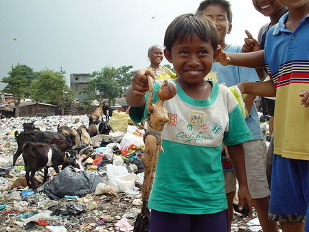 Niños pobres en Yakarta, Indonesia