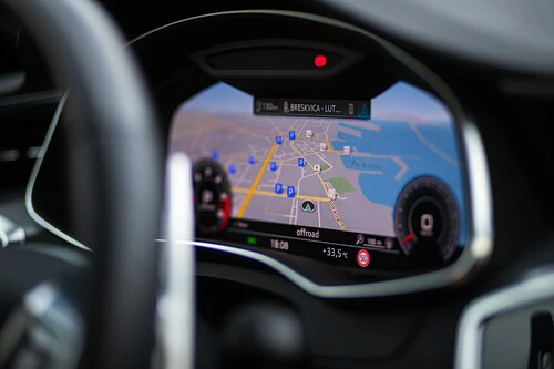 Foto de la pantalla de navegación de un coche