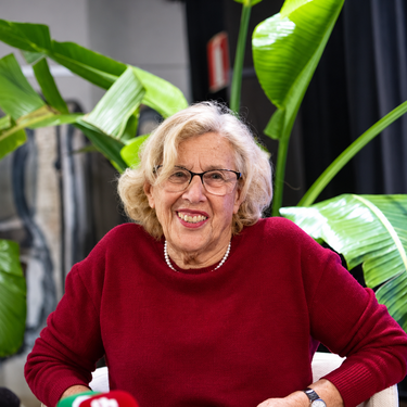 Entramos en la cocina vintage de Manuela Carmena en Madrid: fogones, colores nude y una amplia mesa de desayunos