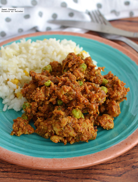 Pollo estilo indio con chícharos. Receta en olla de cocción lenta