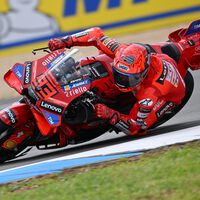 Marc Márquez domina bajo la lluvia de Brno, pequeño milagro de Jorge Martín y otra debacle de Pecco Bagnaia 