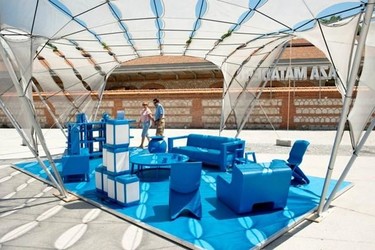 Una salita de estar urbana para hacer planes en familia 