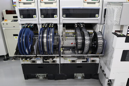 Bobinas de componentes que se ensamblarán en la placa base | Imagen: Xataka