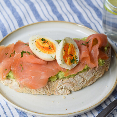 Tosta de salmón ahumado, aguacate y huevo: El desayuno perfecto en 10 minutos