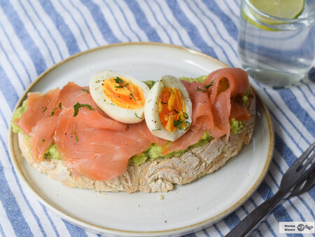 Tosta de salmón ahumado, aguacate y huevo: El desayuno perfecto en 10 minutos