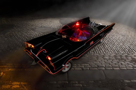 Por 223.000 euros, esta réplica del Batmóvil original que conducía Adam West puede ser tuya