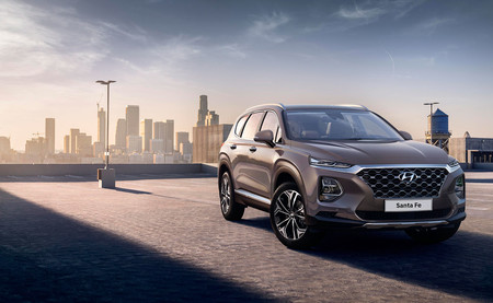 El Hyundai Santa Fe 2018 se asoma: primeras fotos oficiales desveladas