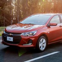 El Chevrolet Onix Hatchback se lo quiere poner difícil al KIA Rio en Latinoamérica