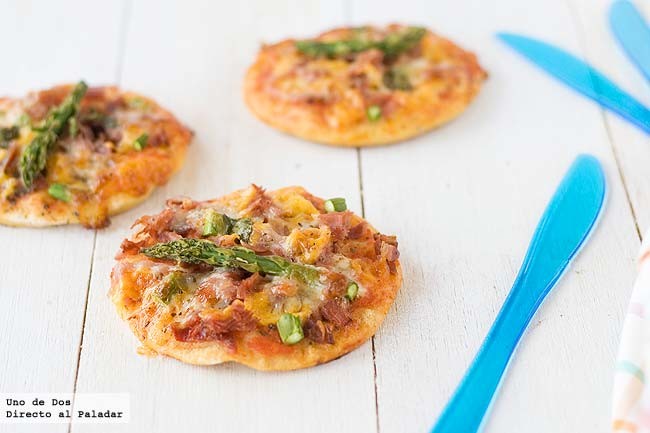 Mini pizzas de jamón y trigueros, receta de picoteo para comer con los dedos