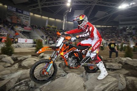 Tadeusz Blazusiak no da opción y también gana el SuperEnduro de Polonia