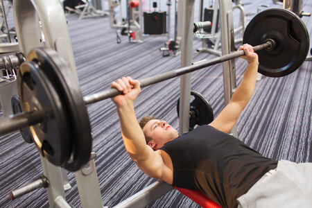 Los cuatro ejercicios con los que puedes hacer un entrenamiento completo en el gimnasio