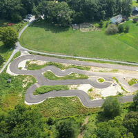 Cuando el sueño de tu hijo es ser piloto, le construyes una pista de karts en el patio de tu casa, pero todo el barrio se te echa encima