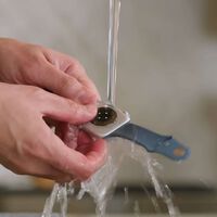 Frotar el altavoz del Apple Watch con un cepillo bajo el agua parece una locura. Resulta que es el método oficial de Apple para limpiarlo