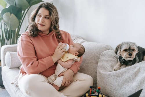 11 frases que no debes decir a una madre que da el biberón