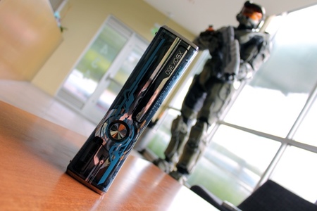 Volvemos a ver la Xbox 360 Edición Limitada ‘Halo 4’ y sus pads, esta vez con más detalle