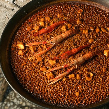 El truco del trapo de la abuela para lograr el socarrat en la paella sin quemar el arroz que me enseñaron en Elche 