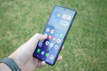 Si buscamos un teléfono que cumpla con las tareas del día a día con soltura y fluidez, el Galaxy Z Flip7 es un buen candidato | Imagen: Xataka