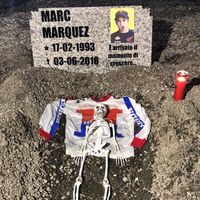 ¡Lamentable! Los tifossi italianos simulan la tumba de Marc Márquez en Mugello