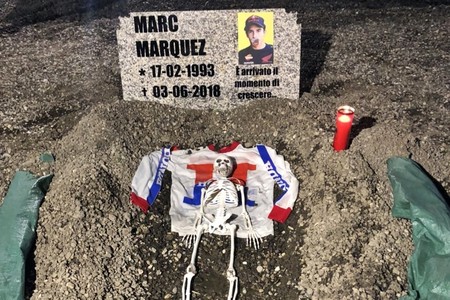 ¡Lamentable! Los tifossi italianos simulan la tumba de Marc Márquez en Mugello