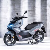 Super Soco CT: un revolucionario maxiscooter eléctrico con 180 km de autonomía y sistema de vigilancia por cámaras 