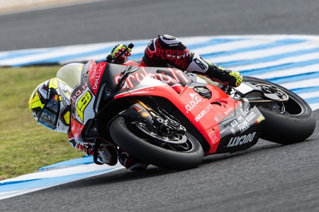 Álvaro Bautista arrasa en el primer día de test en Australia a golpe de récord