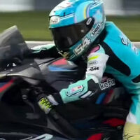 Tiene 6 años, pesa 23 kilos y ya tumba con una BMW M 1000 RR de 218 CV. Una leyenda está entrenando a su hijo para llegar a MotoGP 