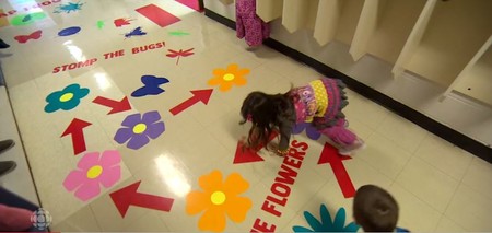 El divertido pasillo sensorial de una escuela en Canadá, que ayuda a los niños a concentrarse mejor en clase
